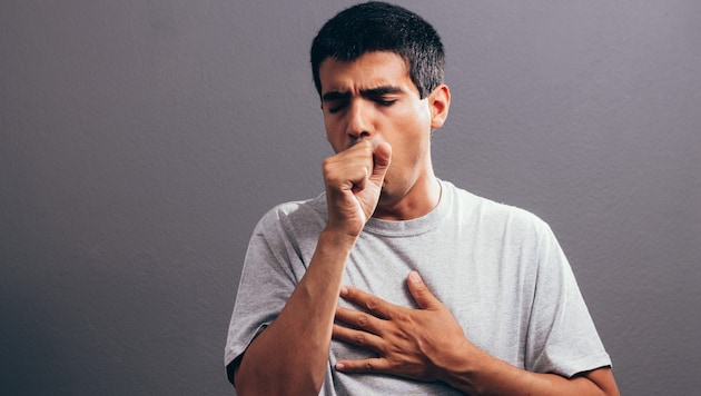 Coughing and shortness of breath are typical signs of COPD. (Bild: kleberpicui/stock.adobe.com)