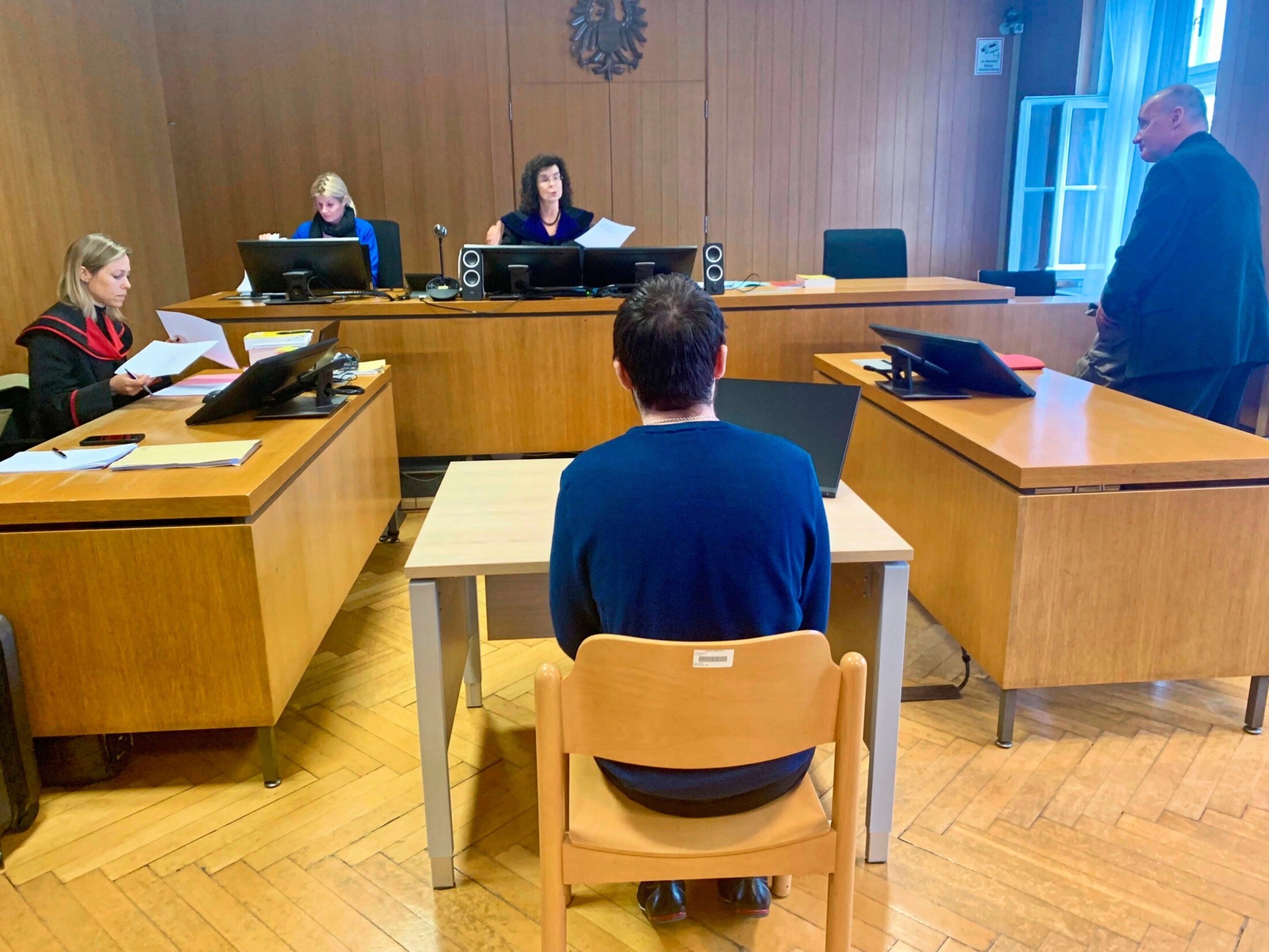 Ukrayna vatandaşı olan genç otobüs şoförü kaza için ne kadar üzgün olduğunu vurguladı. Birkaç yıldır otobüs şoförlüğü yapıyor ve Trieste güzergahını iyi biliyor. (Bild: Kerstin Wassermann)