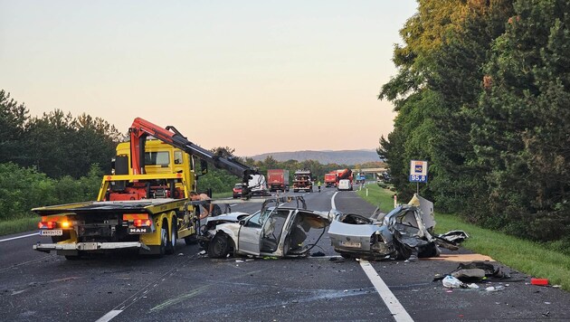 Az ilyen súlyos balesetek a mentők számára is kiterjedt biztonsági intézkedéseket igényelnek. (Bild: Presseteam FF Wr. Neustadt)