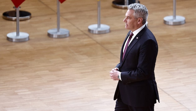 Karl Nehammer (ÖVP) AB düzeyinde giderek yalnızlaşıyor. (Bild: AFP)
