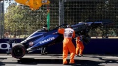 Alexander Albon crashte seinen Boliden und bekommt nun das Auto seines Teamkollegen. (Bild: APA/AFP/Martin KEEP)