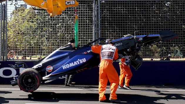 Alexander Albon crashte seinen Boliden und bekommt nun das Auto seines Teamkollegen. (Bild: APA/AFP/Martin KEEP)