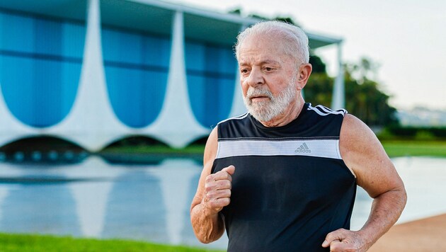 Brazil's President Luiz Inácio Lula da Silva got himself into the conversation with a jogging video. (Bild: AFP)