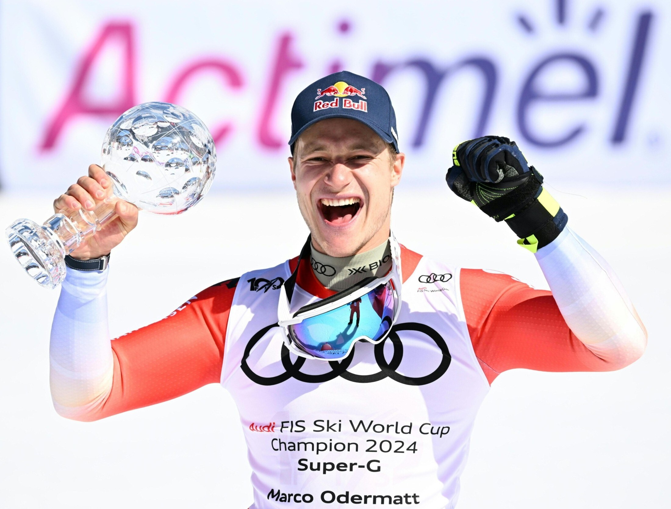 Marco Odermatt celebrates the next bullet. (Bild: APA/BARBARA GINDL)