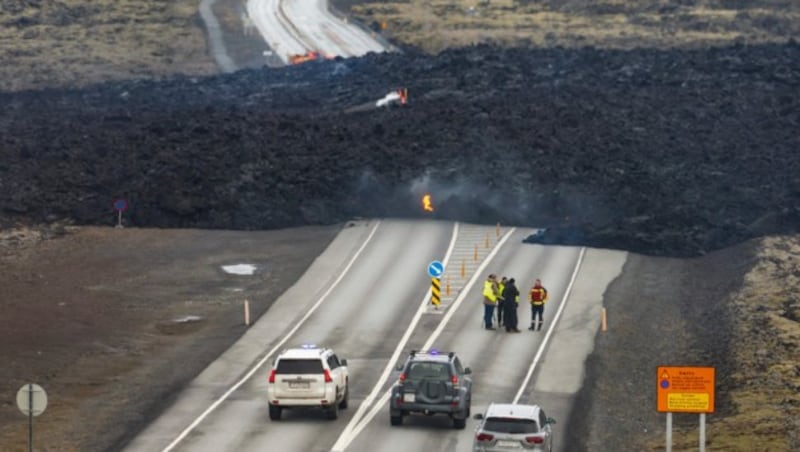 Die Grindavíkurveg war am vergangenen Sonntag durch aus einer Erdspalte austretende Lava unterbrochen worden. (Bild: Associated Press)