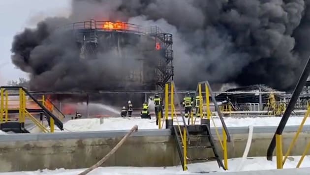 Fire in a Russian oil depot after a Ukrainian drone attack in January (Bild: APA/AFP/RUSSIAN EMERGENCY MINISTRY/Handout)