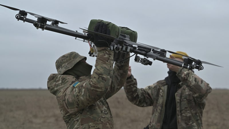 Ukrainische Drohnenpiloten im Gebiet Kiew (Bild: APA/AFP/Genya Savilov)