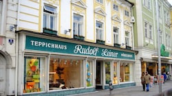 Der massive Rückgang bei Shop-Flächen in der Innenstadt wird vor allem an der Schließung der Leiner-Filiale am Rathausplatz festgemacht. (Bild: Wikimedia/AleXXw)