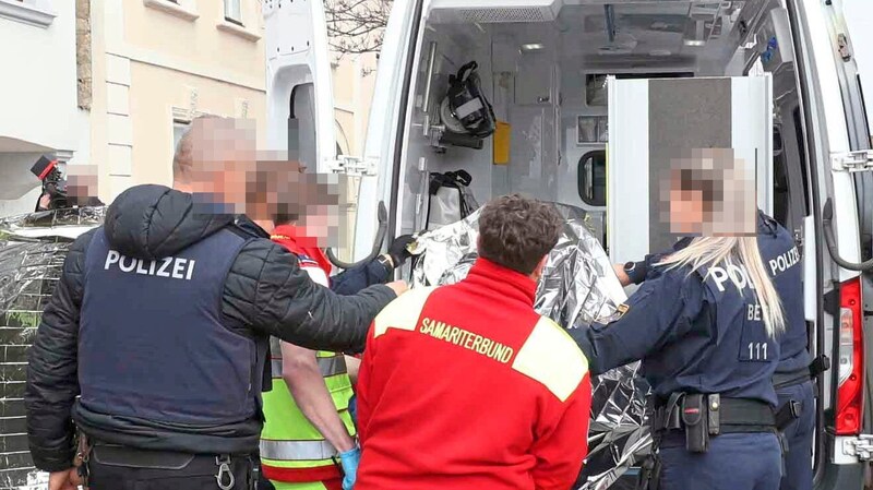 Der Tatverdächtige war bei seiner Festnahme verletzt. Er musste ins Spital gebracht werden. (Bild: Judt Reinhard)