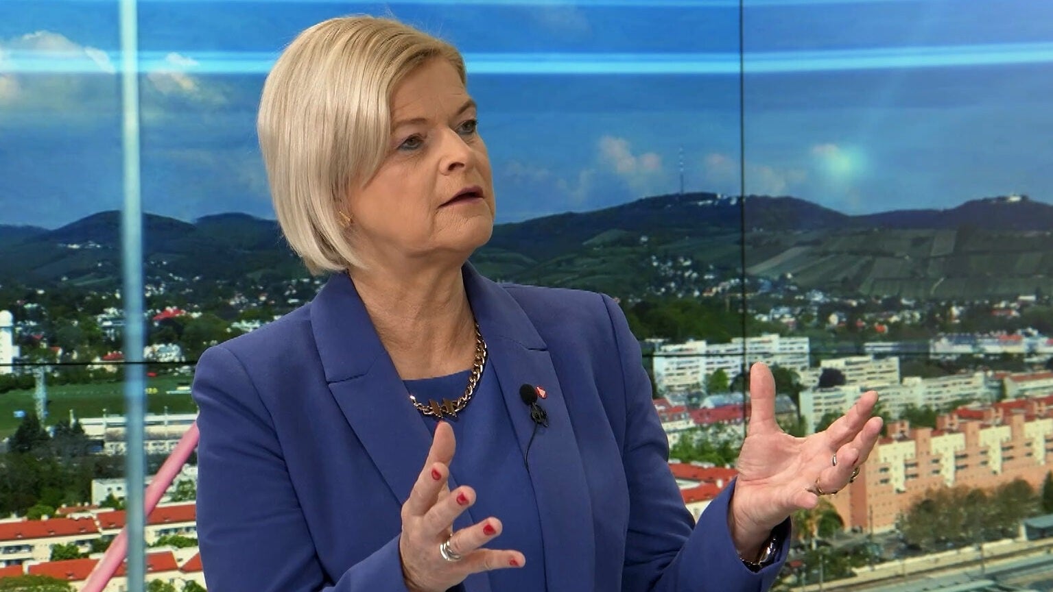 Savunma Bakanı Klaudia Tanner krone.tv'de Gerhard Koller ile yaptığı söyleşide. (Bild: krone.tv)