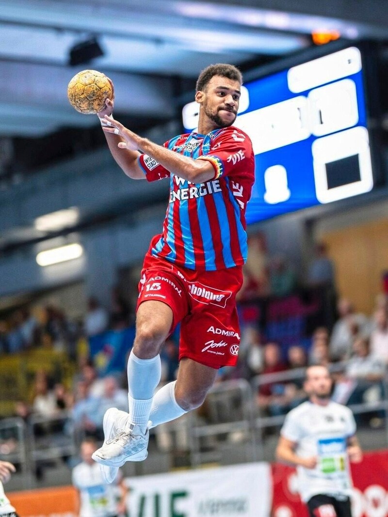 Fivers-Flügel Eric Damböck freut sich auf Team-Zimmerkollege Michael Miskovez. (Bild: Fivers/Nigg)