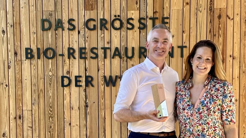 Paul und Bianca Kolarik mit ihrer EU-Auszeichnung als bestes Bio-Restaurant Europas (Bild: Luftburg)