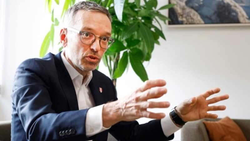 Der FPÖ-Chef ist erbost: Anstatt erst 2025 will die Regierung Direktoriumsposten schon vor der Wahl vergeben. (Bild: Klemens Groh)