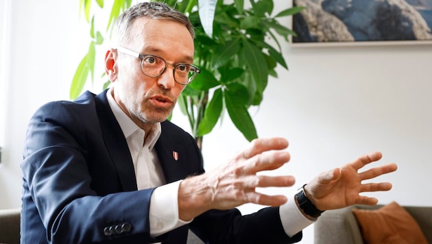 Herbert Kickl FPÖ-vezető nem fogja szó nélkül hagyni az ÖVP vádjait. (Bild: Klemens Groh)