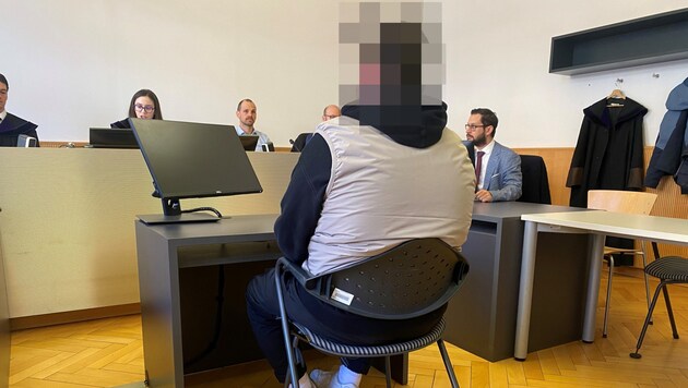 Staatsanwalt Richard Gschwenter ersparte den Schöffen keine Details der widerlichen Übergriffe durch den Angeklagten. (Bild: Dorn / Krone KREATIV)