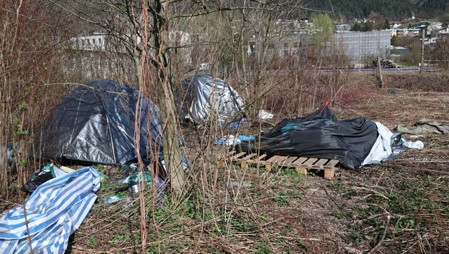 Az egyik tábor a Mühlau-Arzl ipari parkban. (Bild: Birbaumer Johanna)