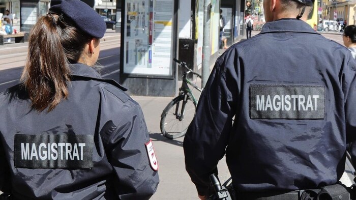 Beamte der Mobilen Überwachungsgruppe (MÜG) schritten nun ein.
