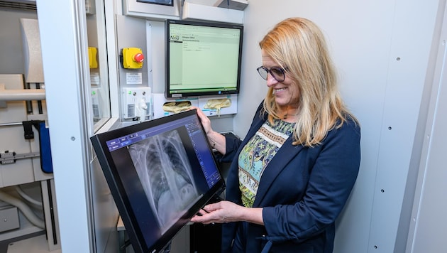 "Lung screenings help to detect TB in good time," emphasizes Health Minister Ulrike Königsberger-Ludwig. (Bild: NLK Burchhart)