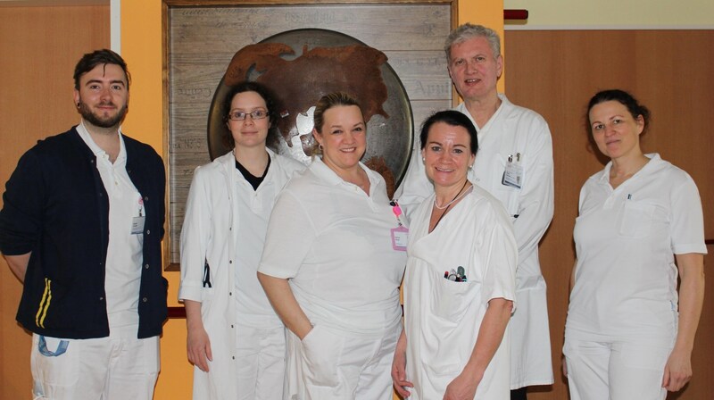 Dr. Peter Schenk (2nd from right) with his team in the country's most modern specialist lung ward in Hochegg. (Bild: LK Hochegg)