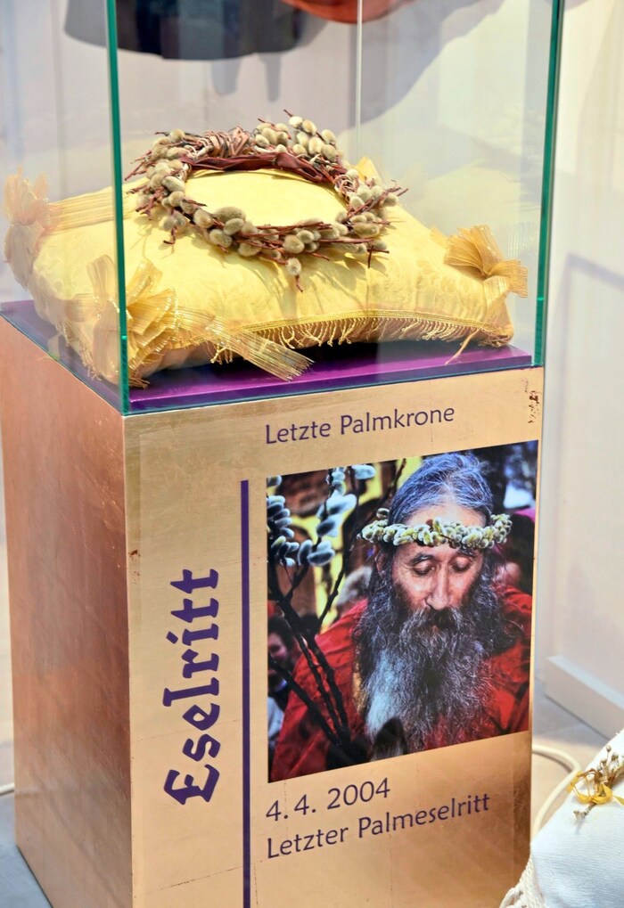 ... ist noch die Original-Palmkrone erhalten und ausgestellt.