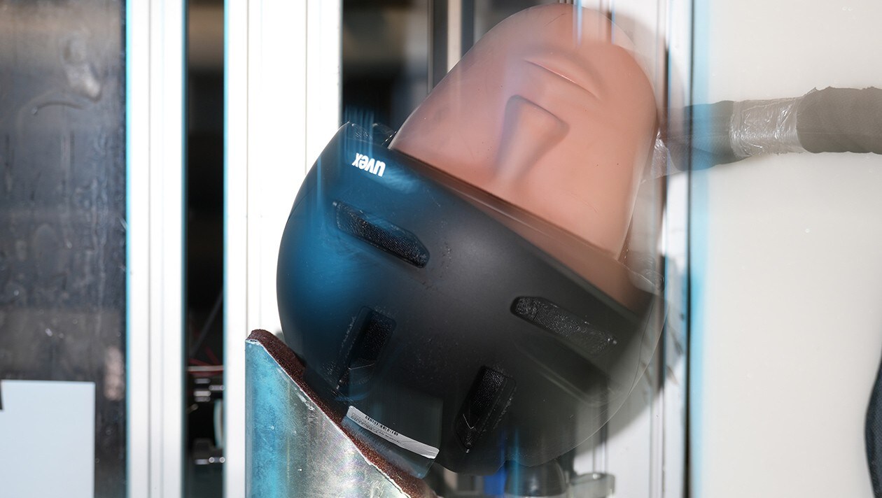 In the event of such an impact, a bicycle helmet should provide protection in an emergency. (Bild: Stfitung Warentest / Daniel Coenen)