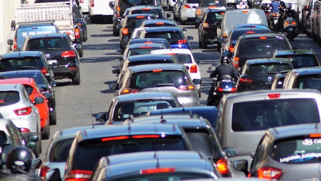Perşembe günü öğleden sonra A10 otoyolunda büyük bir trafik sıkışıklığı oluştu (Bild: stock.adobe.com – annacovic)
