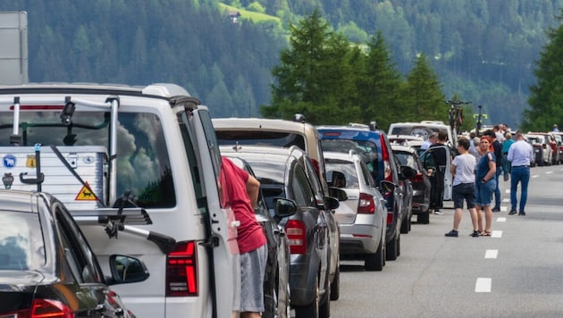 Pack your nerves: long traffic jams are expected. (Bild: stock.adobe.com – g.nowack – penofoto.de)