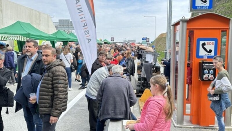 Grillhendl und Bier inklusive. Die feierliche Freigabe der S7 glich einem Volksfest. (Bild: Schulter Christian)