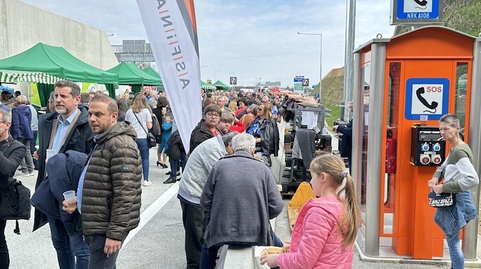 Grillhendl und Bier inklusive. Die feierliche Freigabe der S7 glich einem Volksfest.