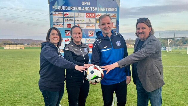 Harry Bacher (2. v. r.) soll den FC Südburgenland zurück in die Frauen-Bundesliga führen. (Bild: FC Südburgenland/Facebook)
