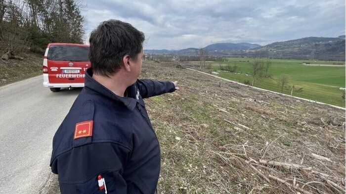 Kommandant Thomas Abraham vor zerstörter Waldfläche.