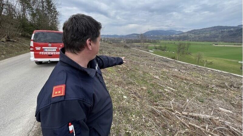 Kommandant Thomas Abraham vor zerstörter Waldfläche. (Bild: Evelyn Hronek)