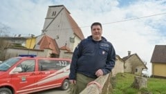 Feuerwehrkommandant Thomas Abraham vor der Kirche. (Bild: Evelyn Hronek)