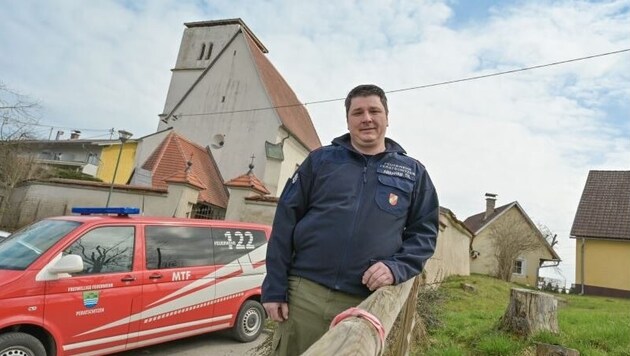Fire department commander Thomas Abraham in front of the church. (Bild: Evelyn Hronek)