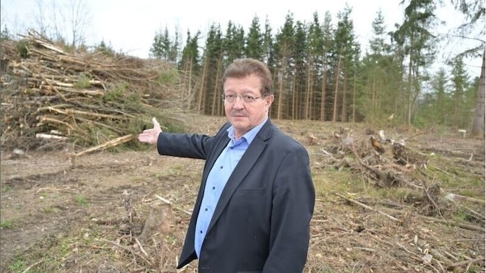 Bürgermeister Thomas Krainz besucht Aufräumarbeiten in St. Kanzian.