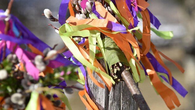 Seven different pieces of wood are tied together and decorated with colorful embrasures (Bild: Holitzky Roland)