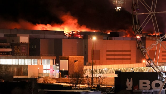 A moszkvai koncertterem lángokban áll a robbanás után. (Bild: The Associated Press)