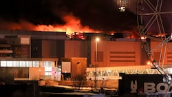 Die Moskauer Konzerthalle steht nach einer Explosion in Flammen. (Bild: The Associated Press)
