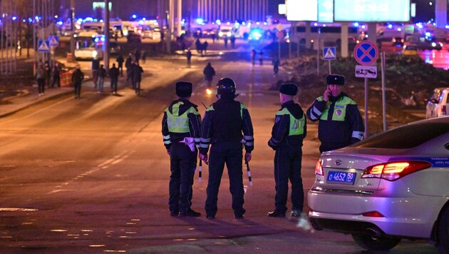 Security forces cordon off the area around the concert hall (Bild: The Associated Press)