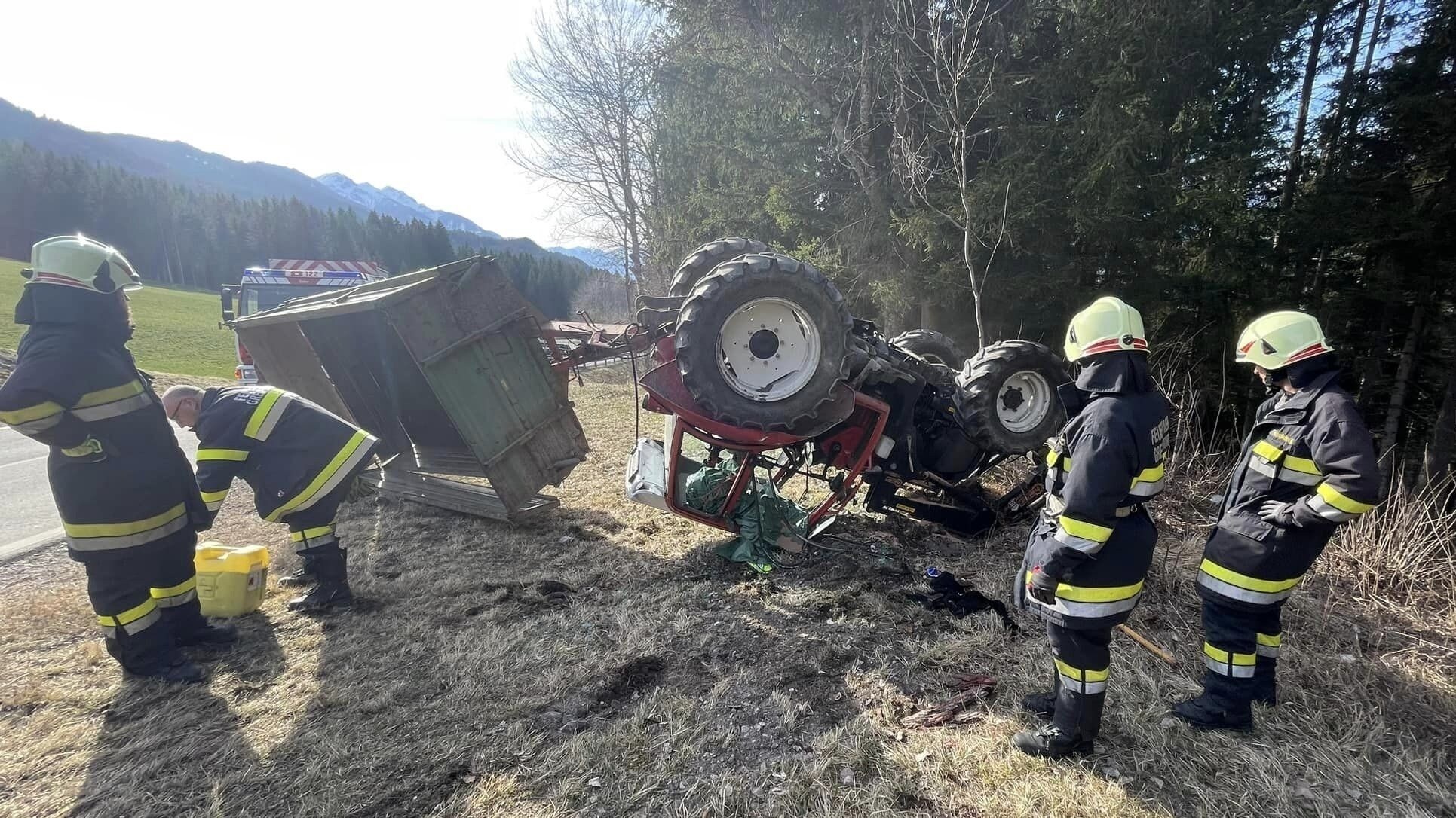 Lenker Leicht Verletzt Nach Bremsmanöver Mit Traktor überschlagen Kroneat