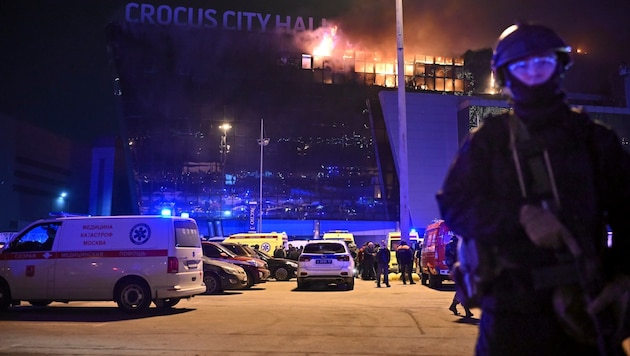 At least 40 people killed in shots fired at a concert in Moscow. The building was ablaze. (Bild: The Associated Press)
