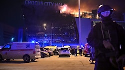 Mindestens 40 Tote bei Schüssen auf ein Konzert in Moskau. Das Gebäude brannte lichterloh. (Bild: The Associated Press)