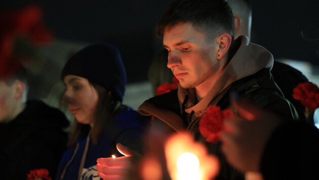 Many people commemorated the 130 victims of the terrorist attack in a concert hall near Moscow. (Bild: AFP)