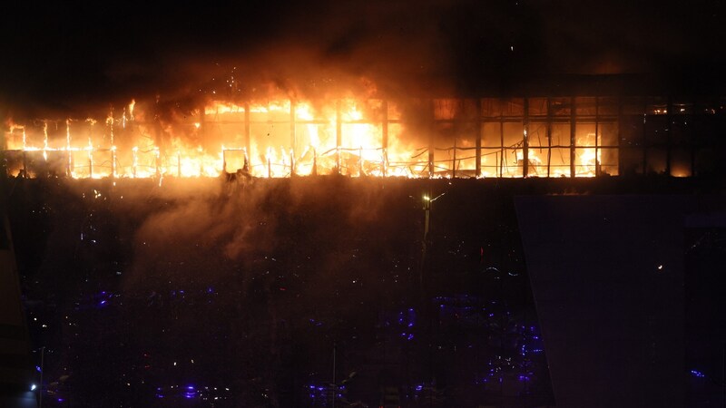 Das brennende Gebäude (Bild: AFP)