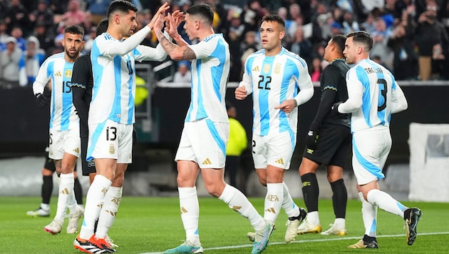 Argentina celebrate. (Bild: APA/Getty Images via AFP/GETTY IMAGES/Mitchell Leff)