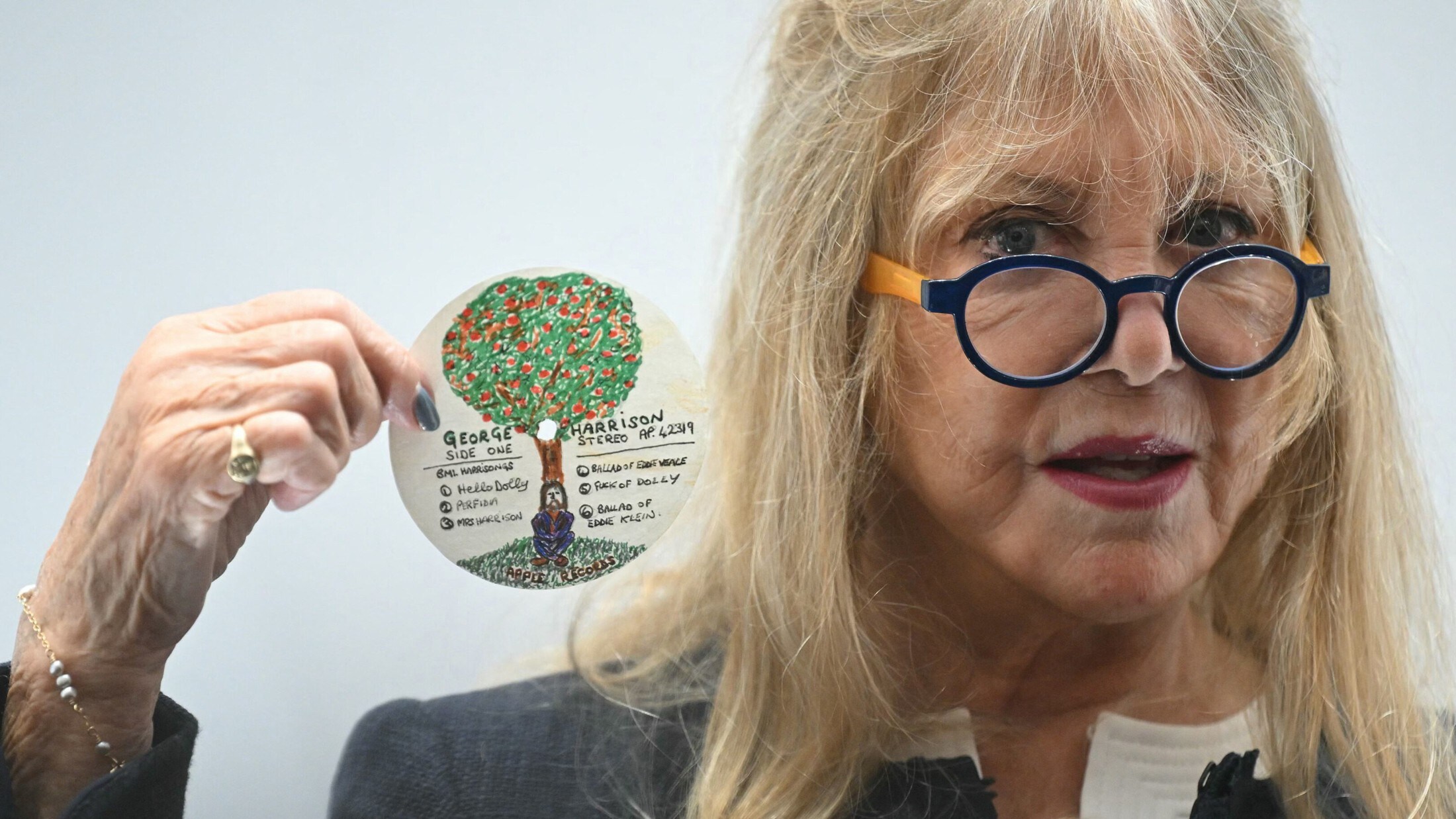 Pattie Boyd a volt férjétől, George Harrisontól kapott LP-címkével. (Bild: AFP)
