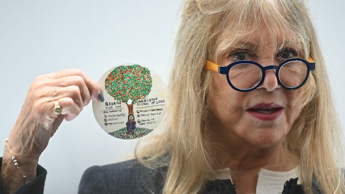 Pattie Boyd mit einem LP-Label von Ex-Ehemann George Harrison.