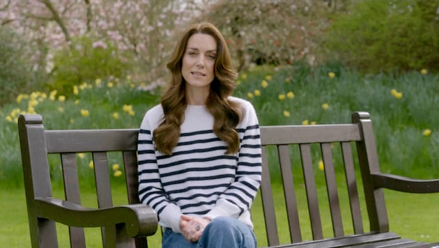 Prenses Kate bir bankta tek başına oturuyor ve bir videoda kanseri hakkında konuşuyor. (Bild: APA/BBC Studios via AP)