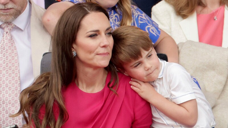 Prinzessin Kate und ihr jüngster Sohn Prinz Louis (Bild: APA/Chris Jackson/Pool Photo via AP)