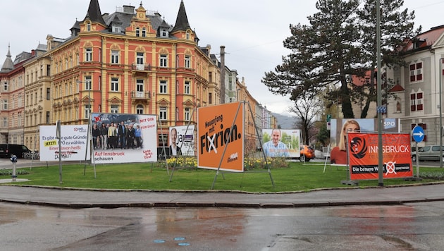 Ein Sinnbild für den Wahlirrsinn in Innsbruck ist diese Plakatflut am Claudiaplatz in Innsbruck. (Bild: Birbaumer Johanna)